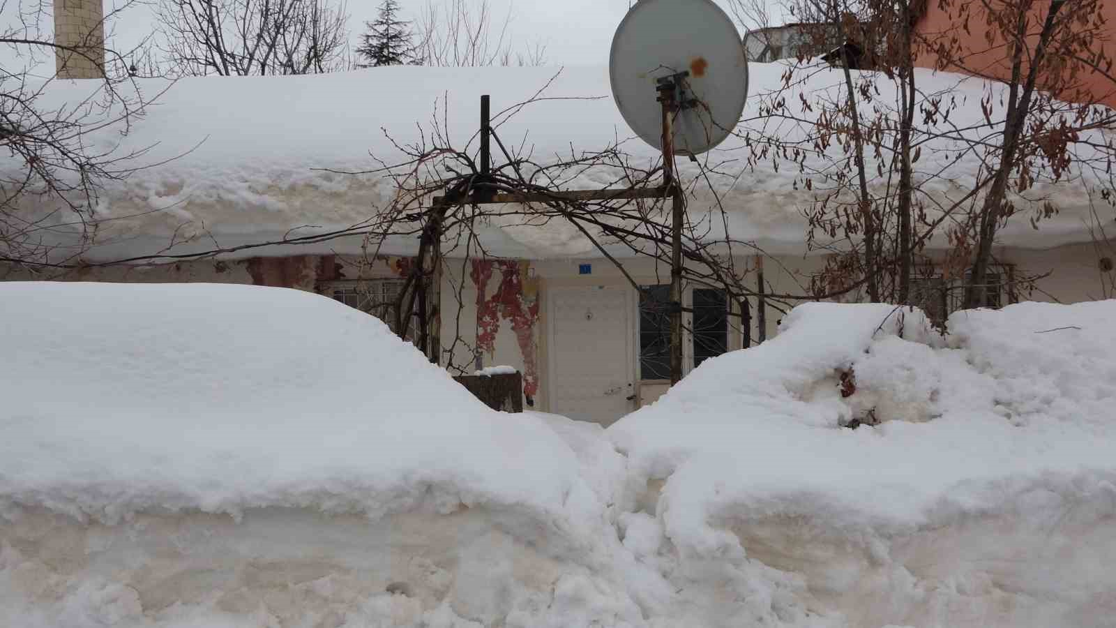 Bitlis’te kar yığınları kardan kaleye dönüştü
