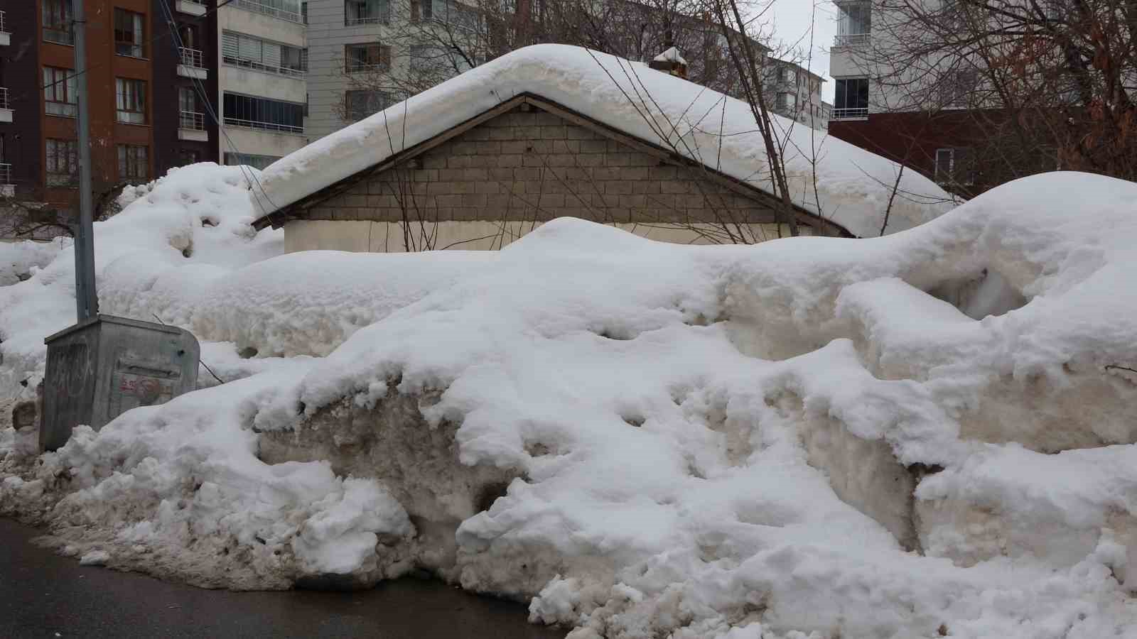 Bitlis’te kar yığınları kardan kaleye dönüştü
