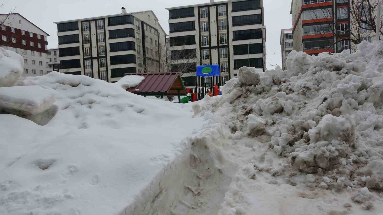 Bitlis’te kar yığınları kardan kaleye dönüştü
