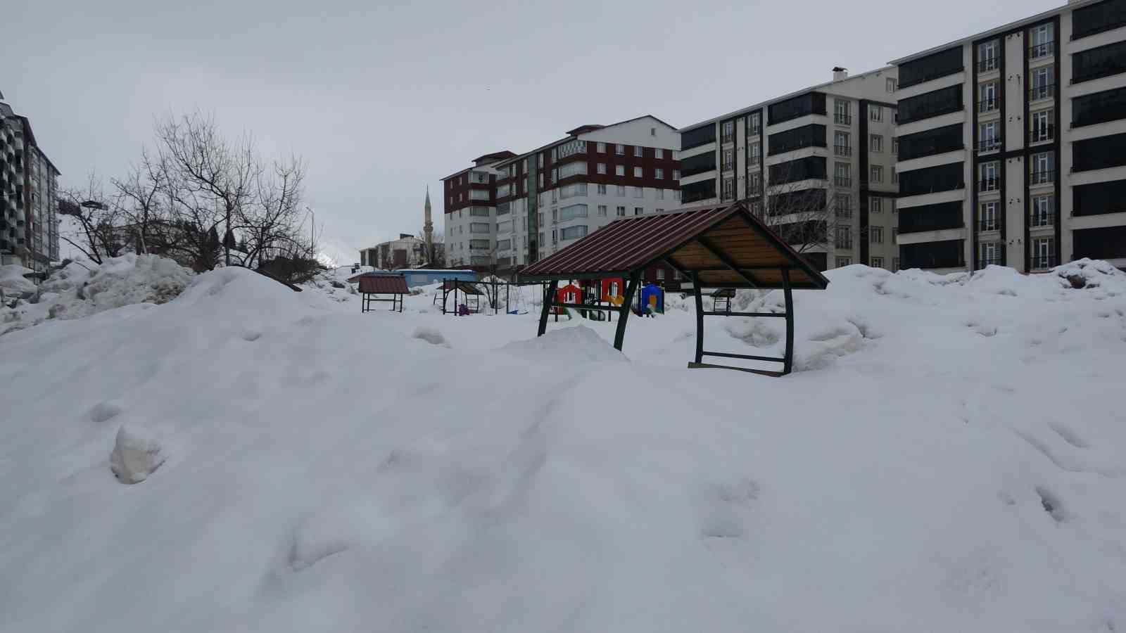 Bitlis’te kar yığınları kardan kaleye dönüştü
