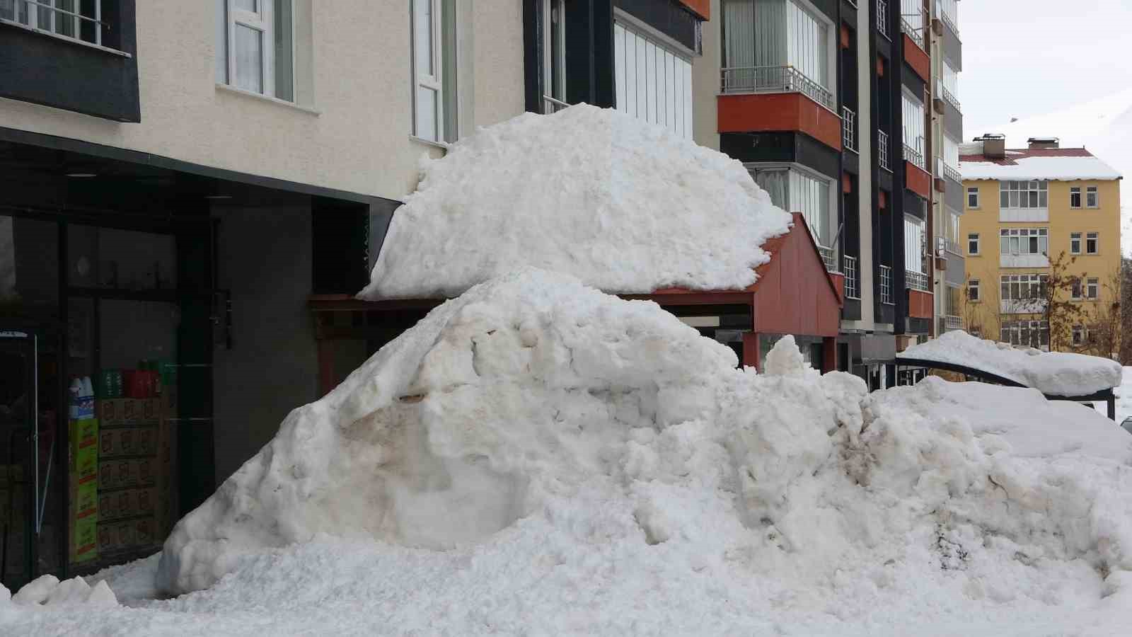 Bitlis’te kar yığınları kardan kaleye dönüştü
