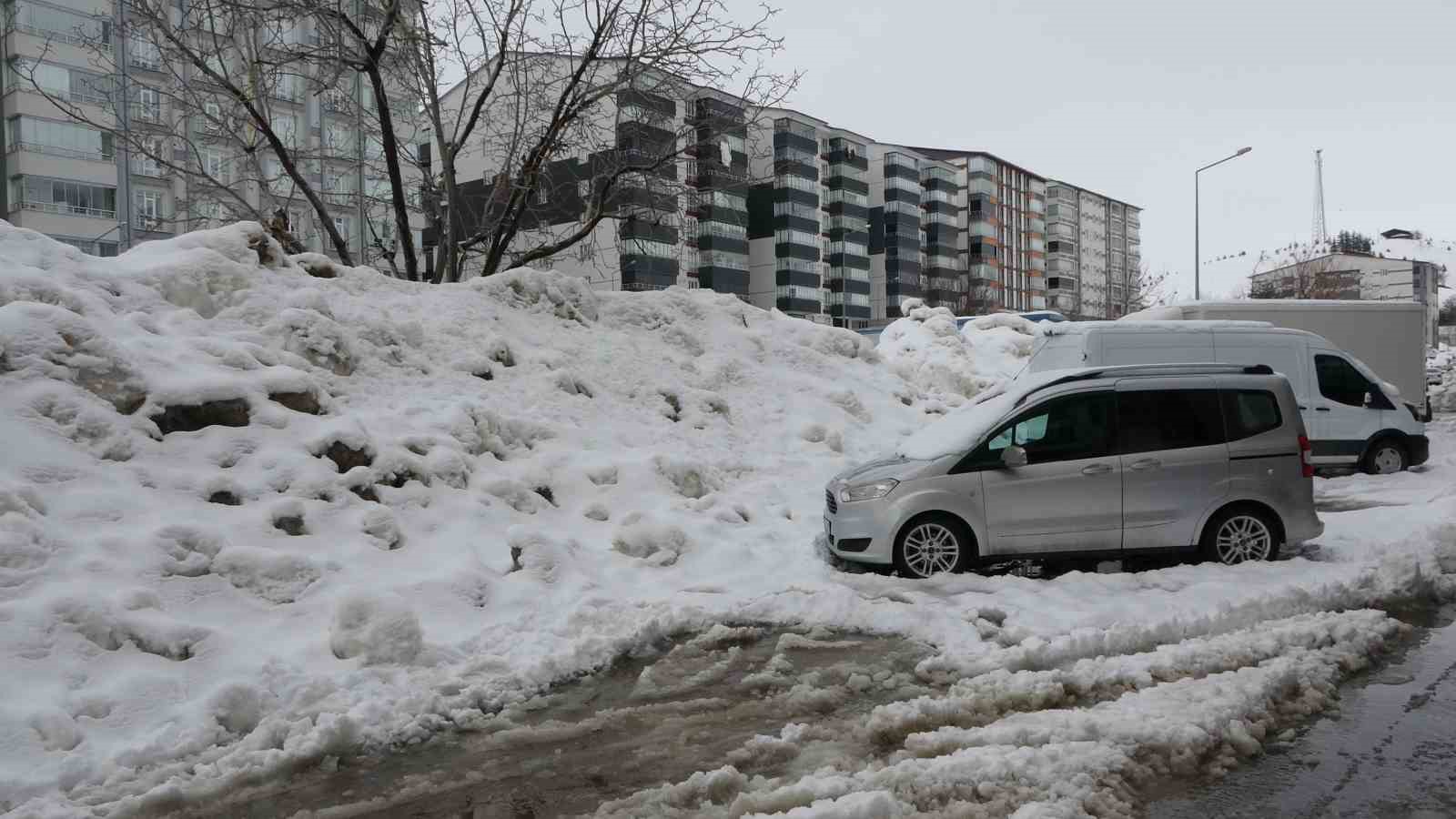 Bitlis’te kar yığınları kardan kaleye dönüştü

