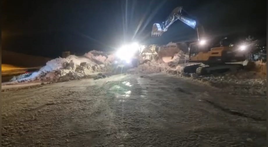 Bitlis’te kardan kapanan köy yolları yeniden açılıyor
