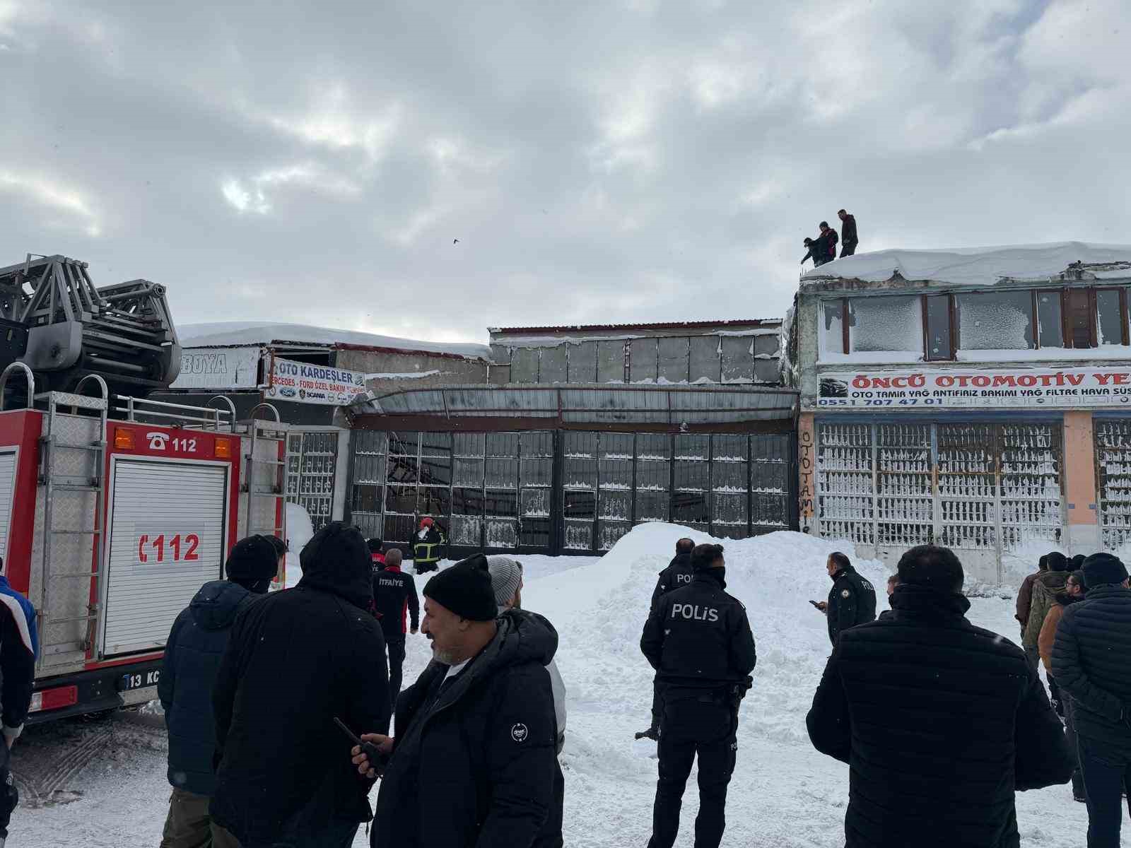 Bitlis’te karın ağırlığına dayanamayan çatı çöktü: 1 yaralı
