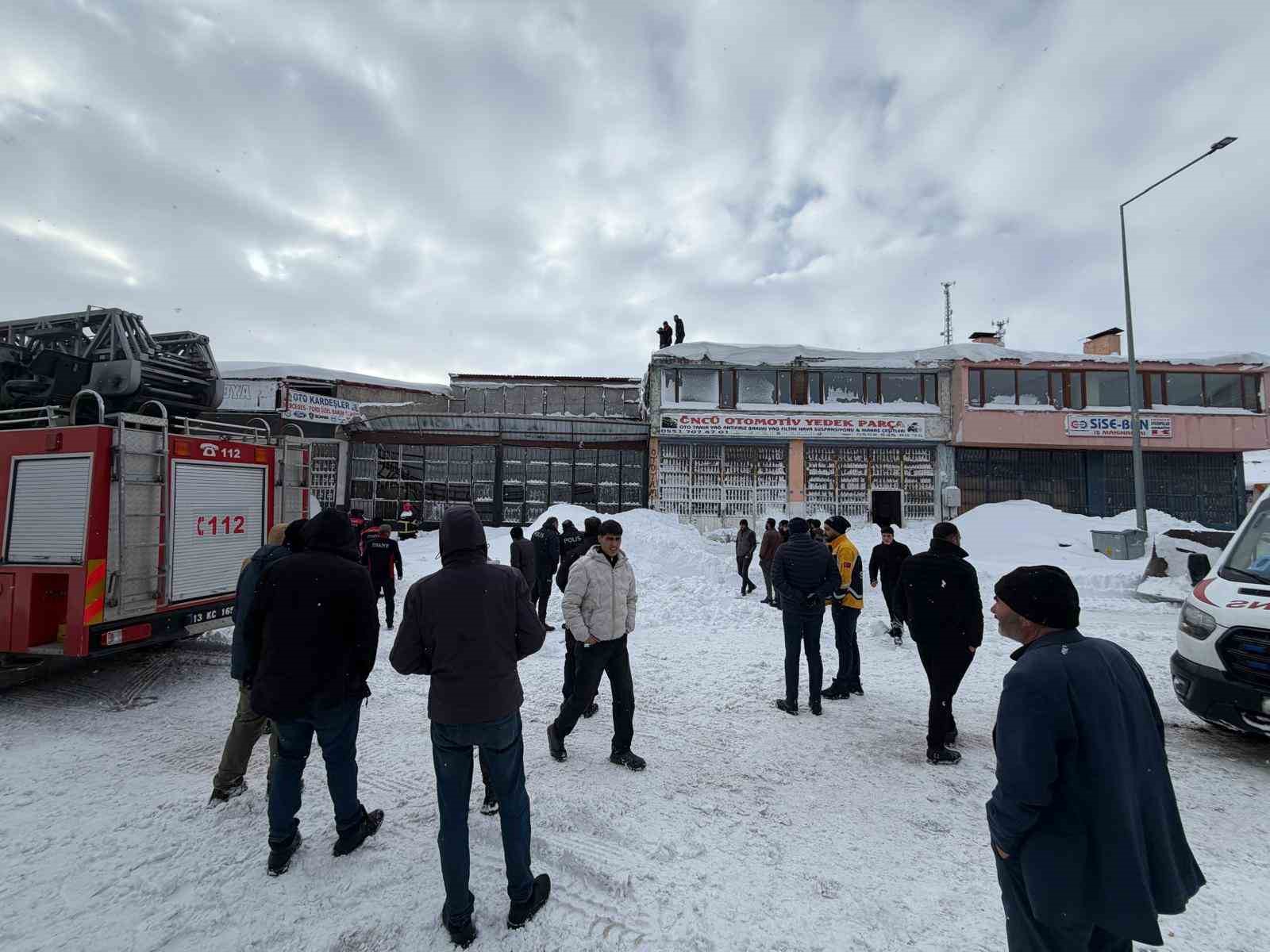 Bitlis’te karın ağırlığına dayanamayan çatı çöktü: 1 yaralı
