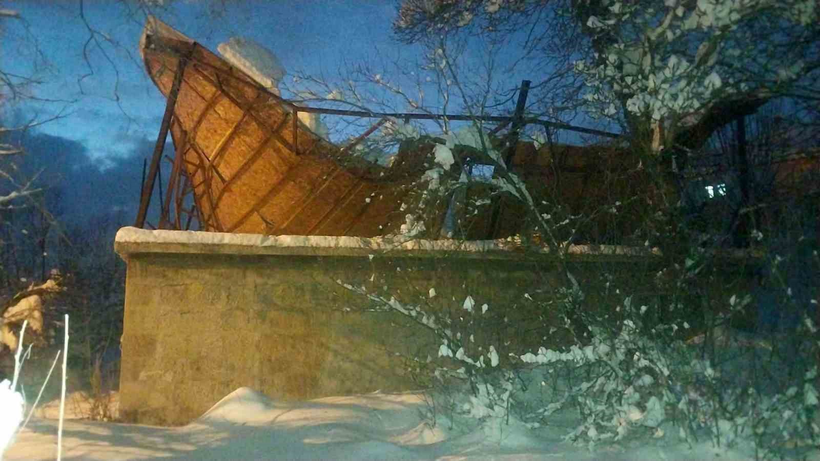 Bitlis’te karın ağırlığına dayanamayan çatı çöktü
