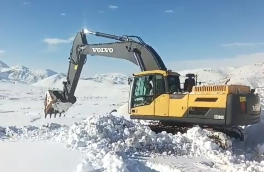 Bitlis’te karla mücadele çalışmaları aralıksız devam ediyor
