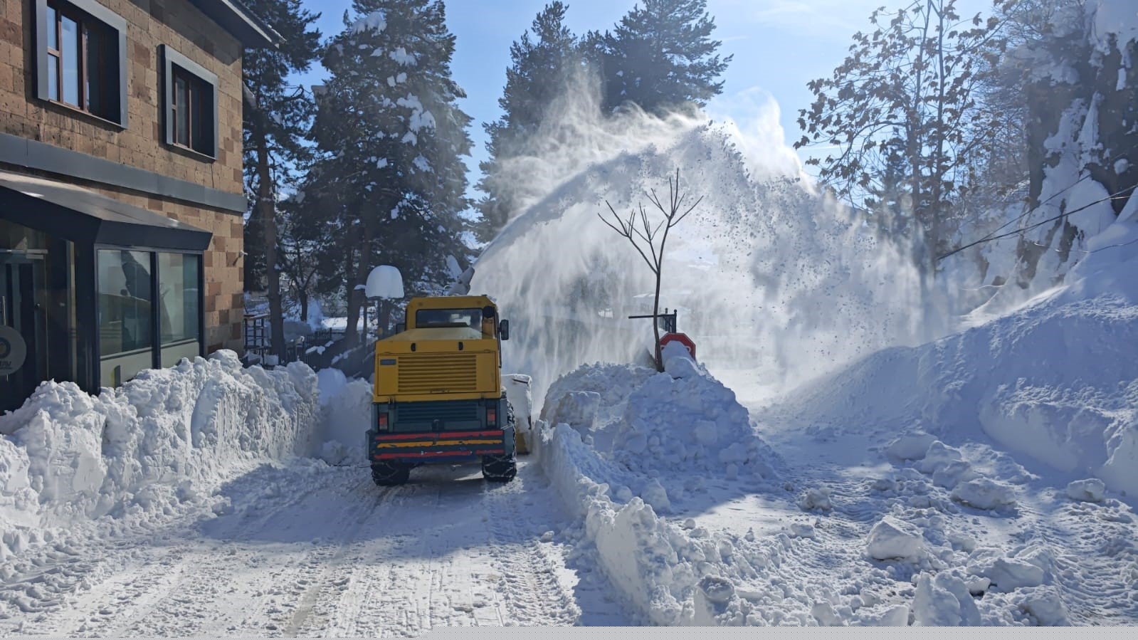 Bitlis’te karla mücadele çalışmaları aralıksız sürdürüyor
