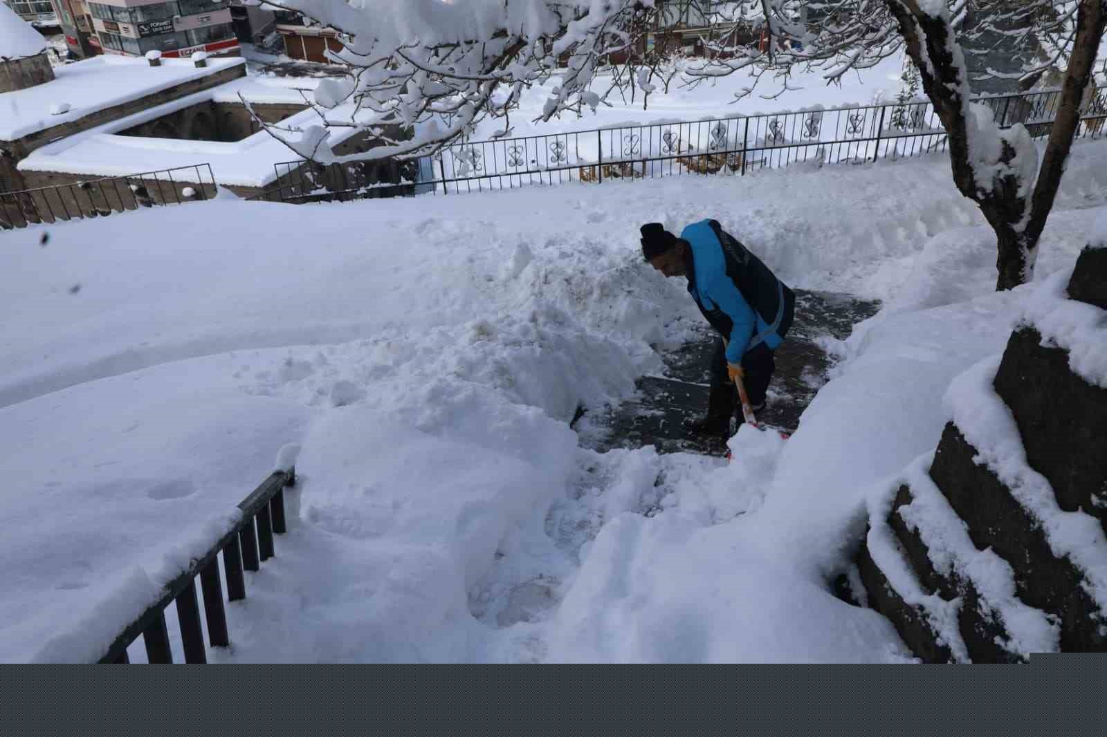 Bitlis’te karla mücadele çalışmaları aralıksız sürdürüyor

