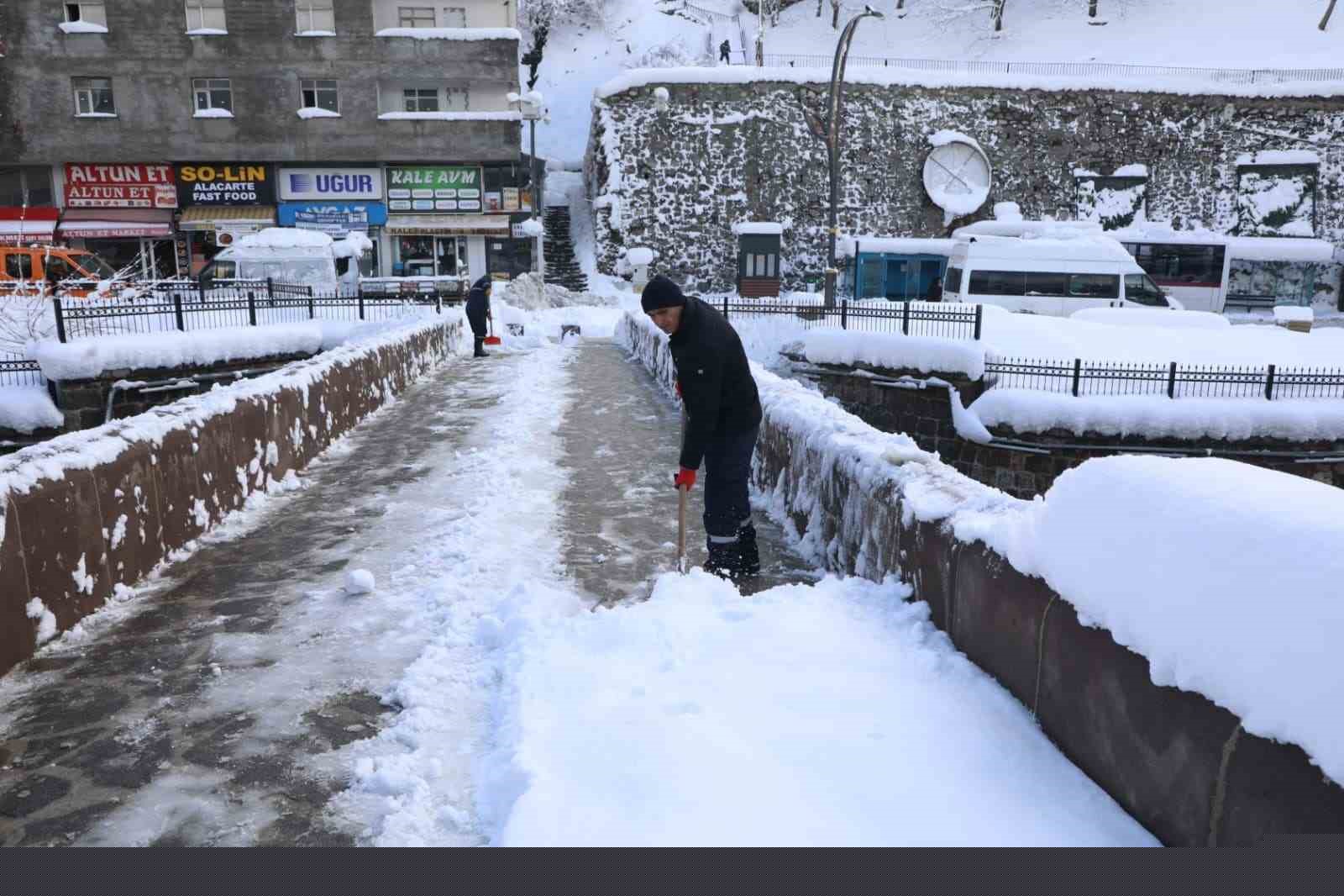 Bitlis’te karla mücadele çalışmaları aralıksız sürdürüyor
