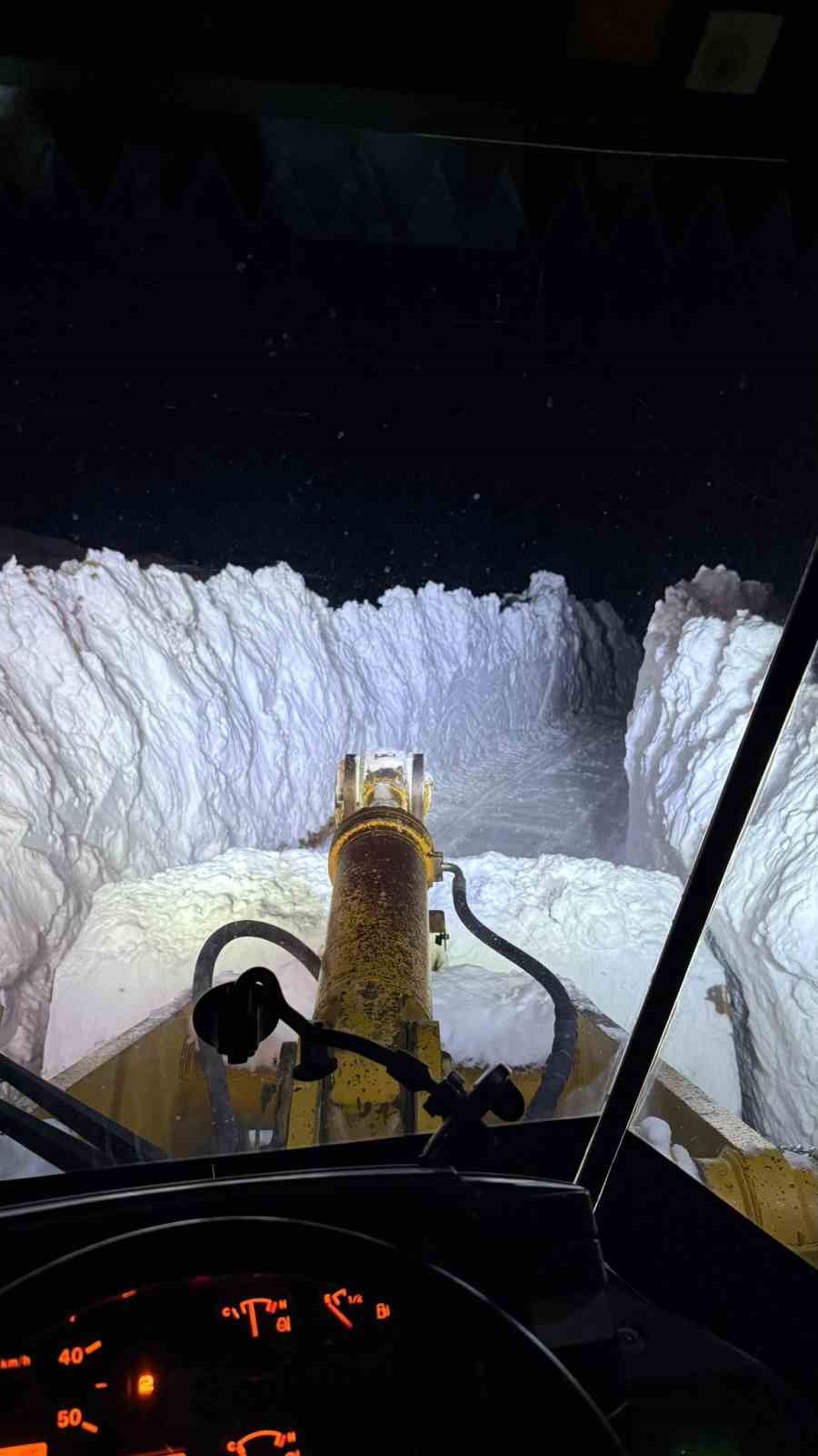 Bitlis’te karla mücadele gece gündüz devam ediyor
