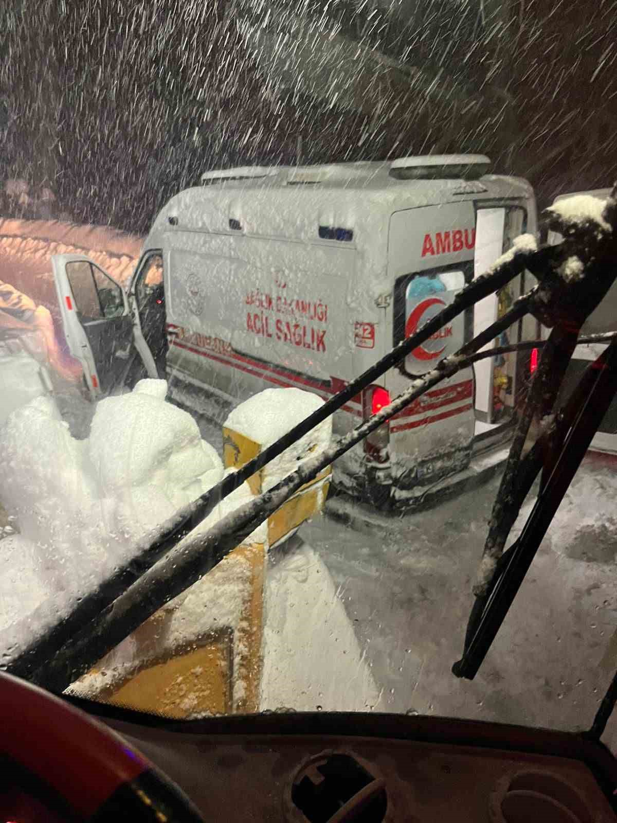 Bitlis’te karla mücadele gece gündüz devam ediyor
