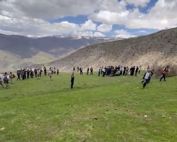 Bitlis’te kayalıklardan düşen genç için helikopter ambulans havalandı
