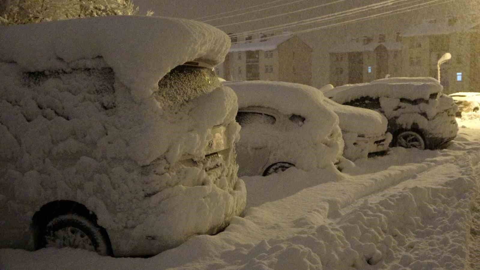 Bitlis’te kent merkezi beyaza büründü
