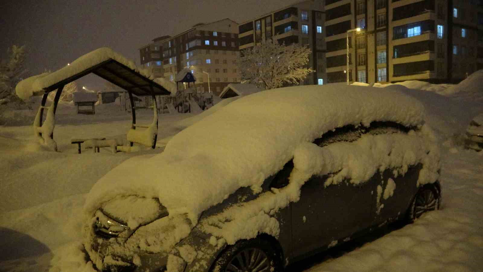 Bitlis’te kent merkezi beyaza büründü

