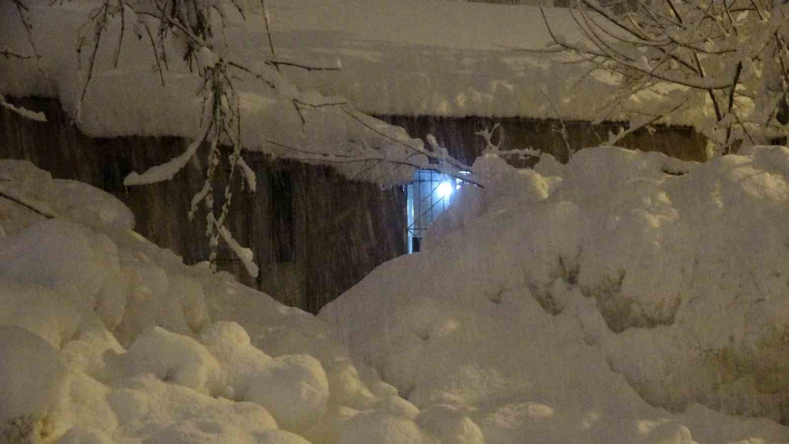 Bitlis’te kent merkezi beyaza büründü
