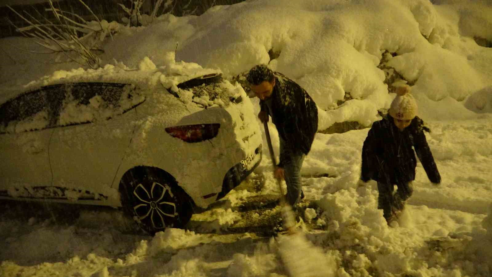 Bitlis’te kent merkezi beyaza büründü
