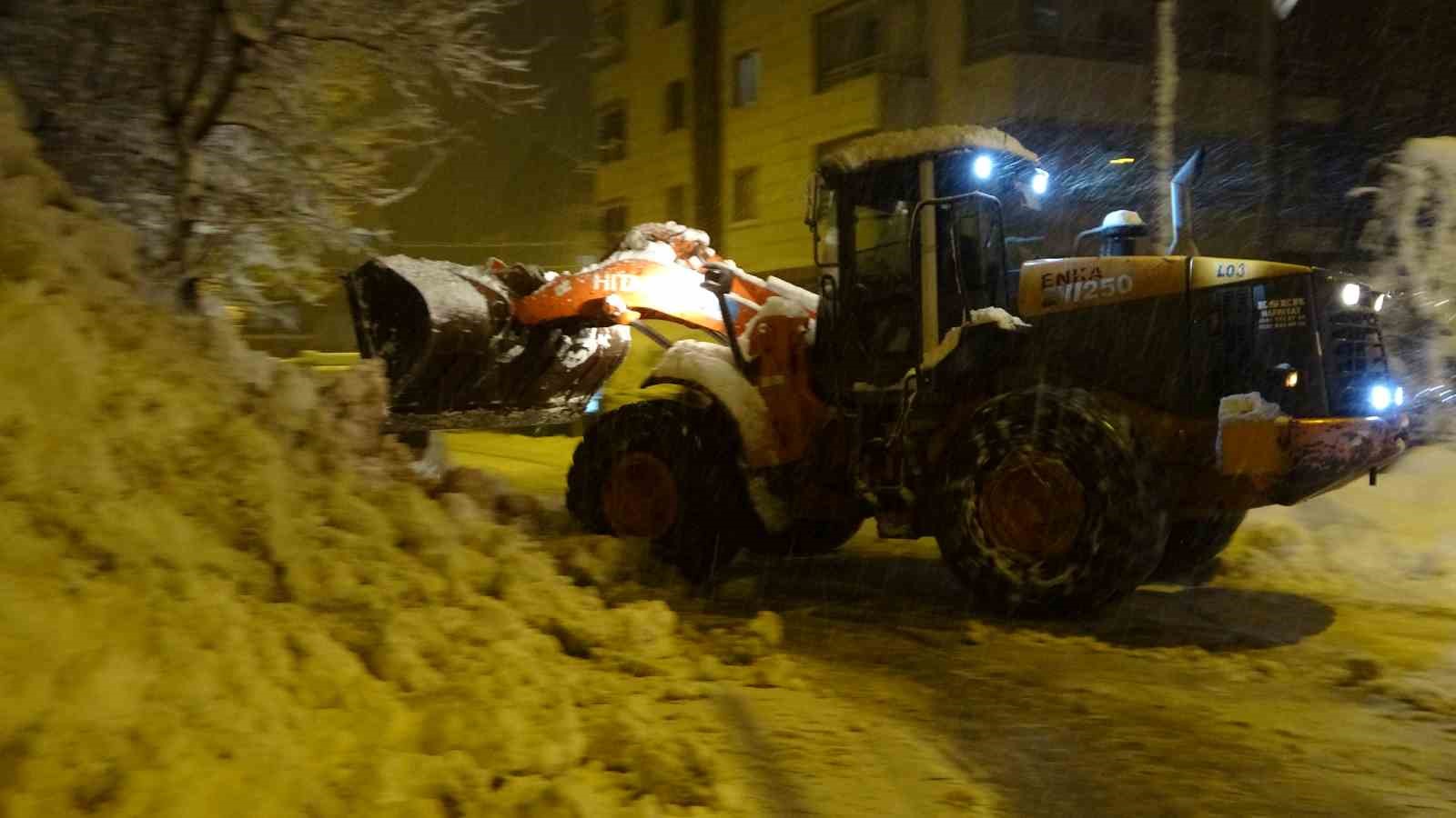 Bitlis’te kent merkezi beyaza büründü
