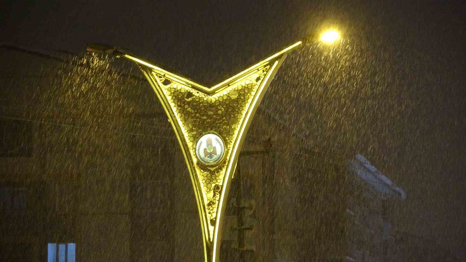 Bitlis’te kent merkezi beyaza büründü
