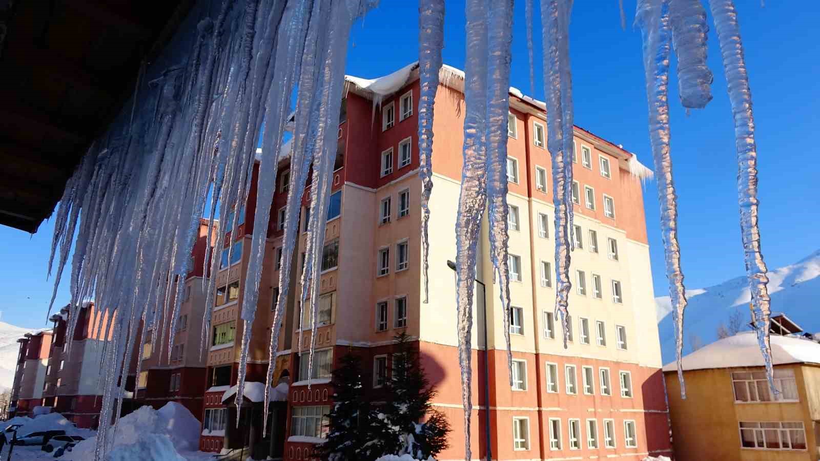 Bitlis’te kışa karşı geceli gündüzlü mücadele
