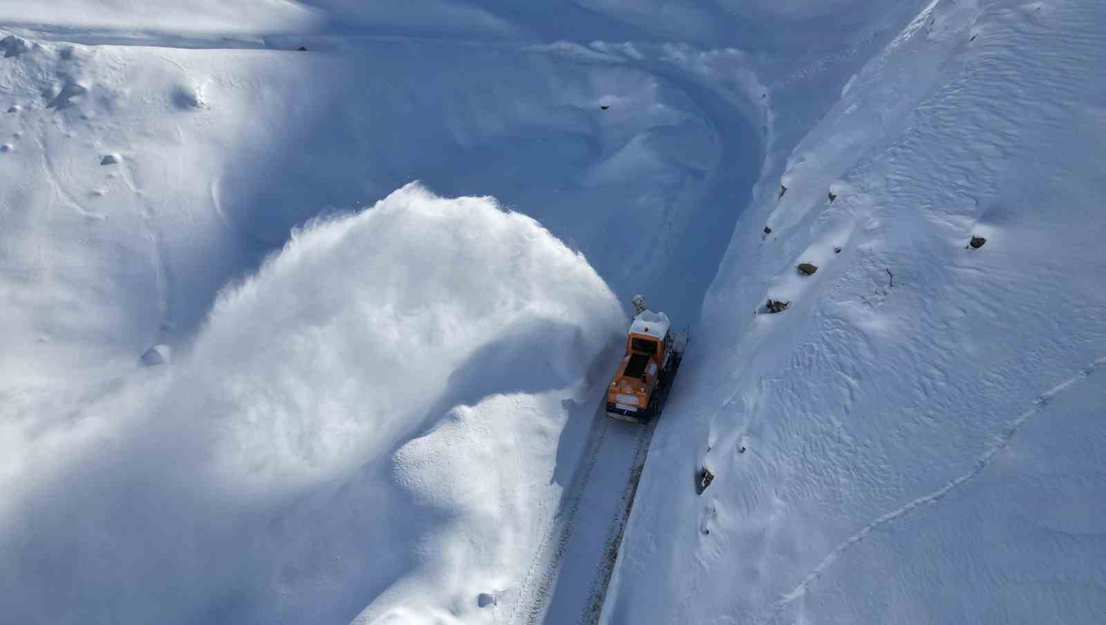Bitlis’te köy yollarında 3 metreyi bulan karla mücadele
