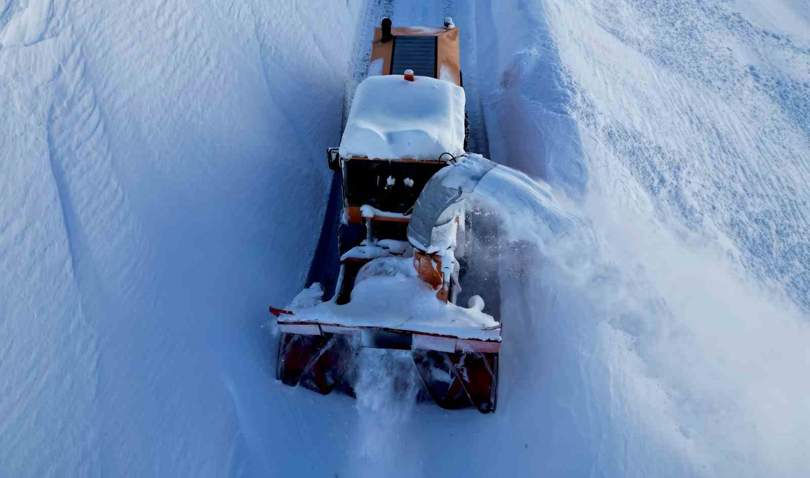 Bitlis’te köy yollarında 3 metreyi bulan karla mücadele
