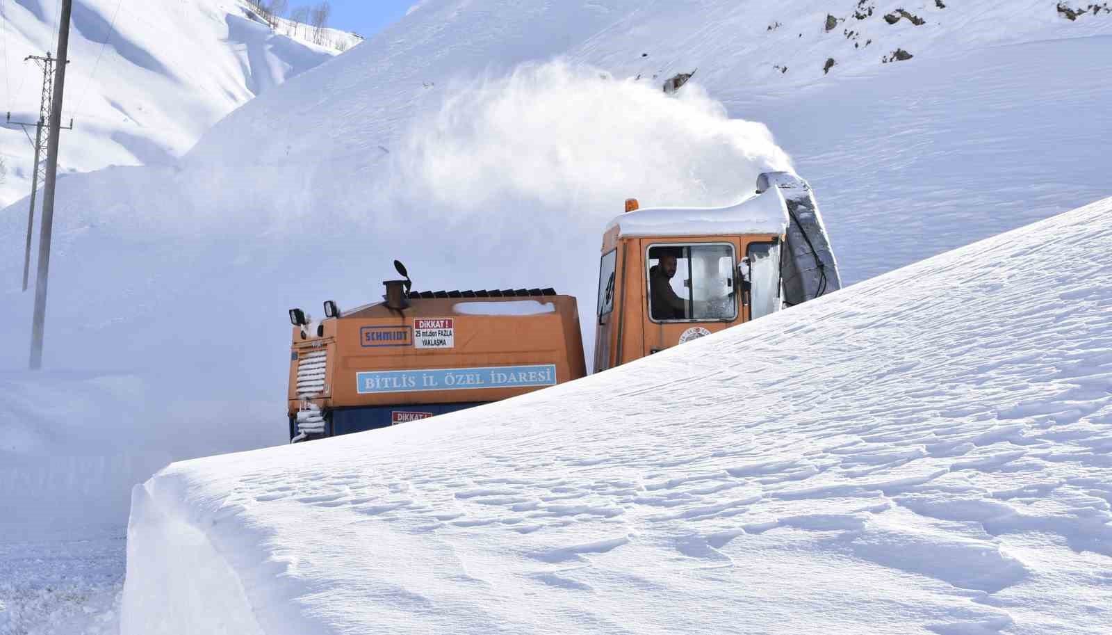 Bitlis’te köy yollarında 3 metreyi bulan karla mücadele
