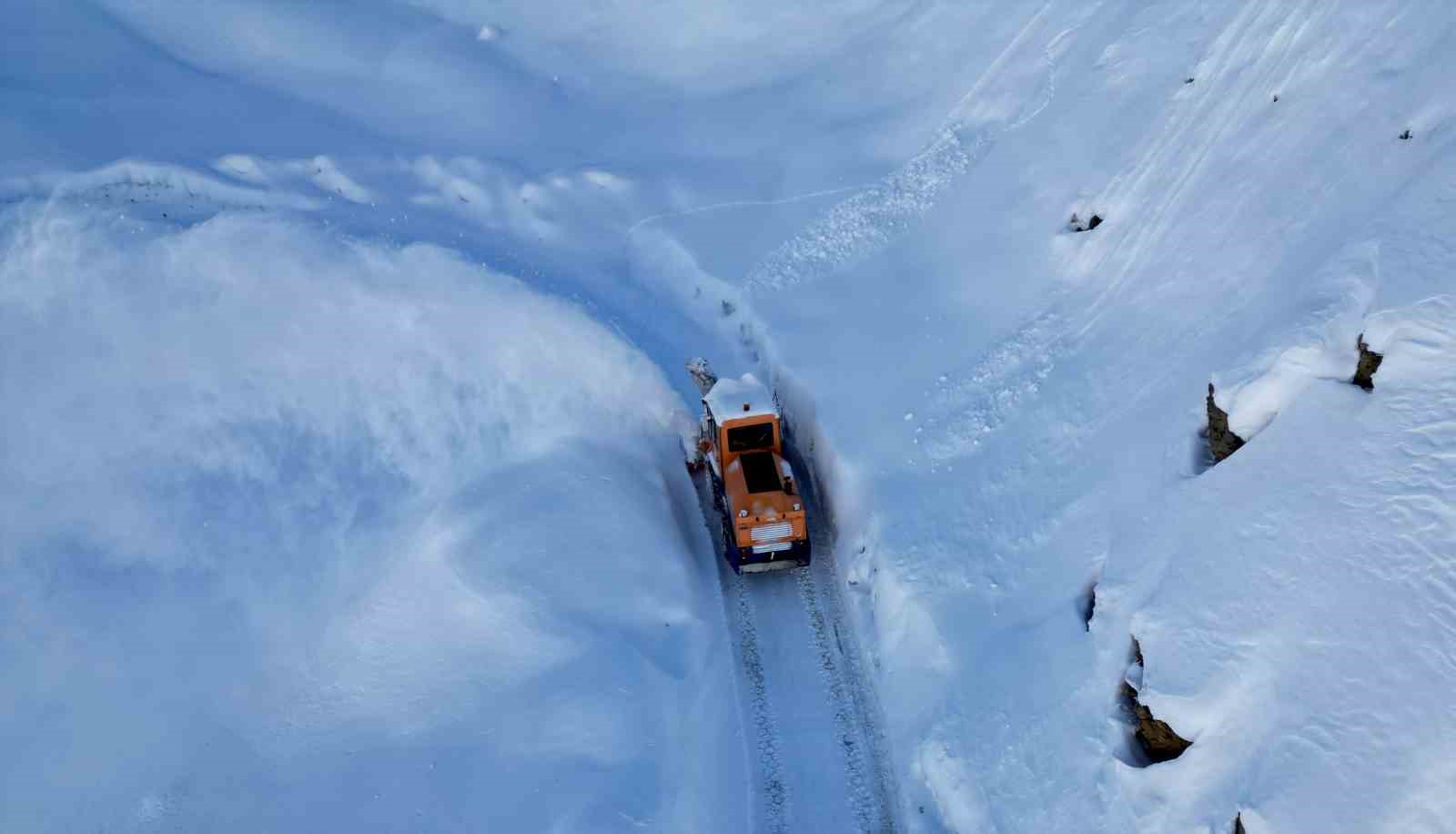 Bitlis’te köy yollarında 3 metreyi bulan karla mücadele

