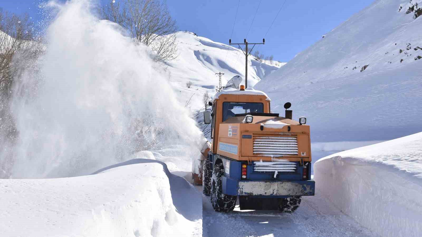 Bitlis’te köy yollarında 3 metreyi bulan karla mücadele
