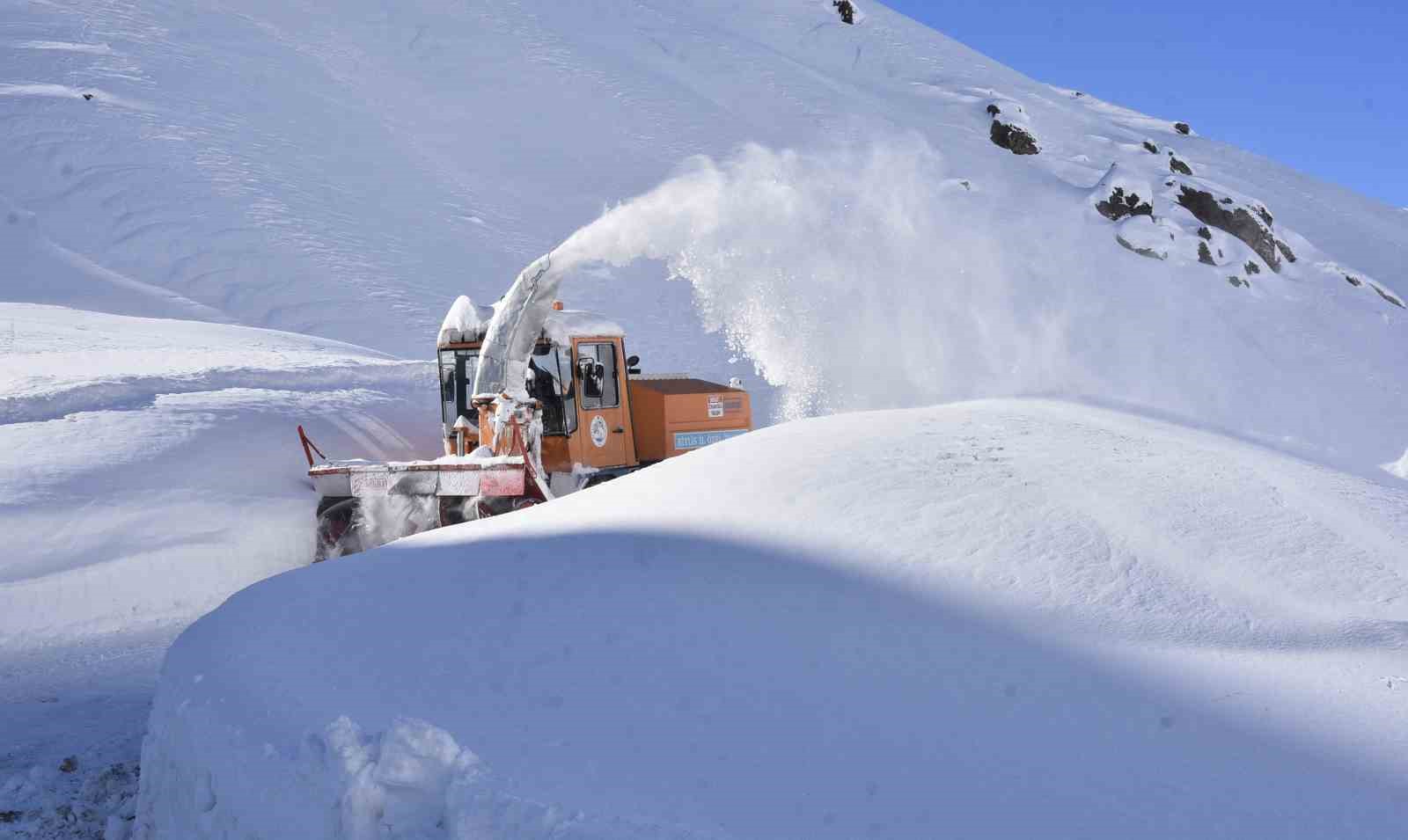 Bitlis’te köy yollarında 3 metreyi bulan karla mücadele
