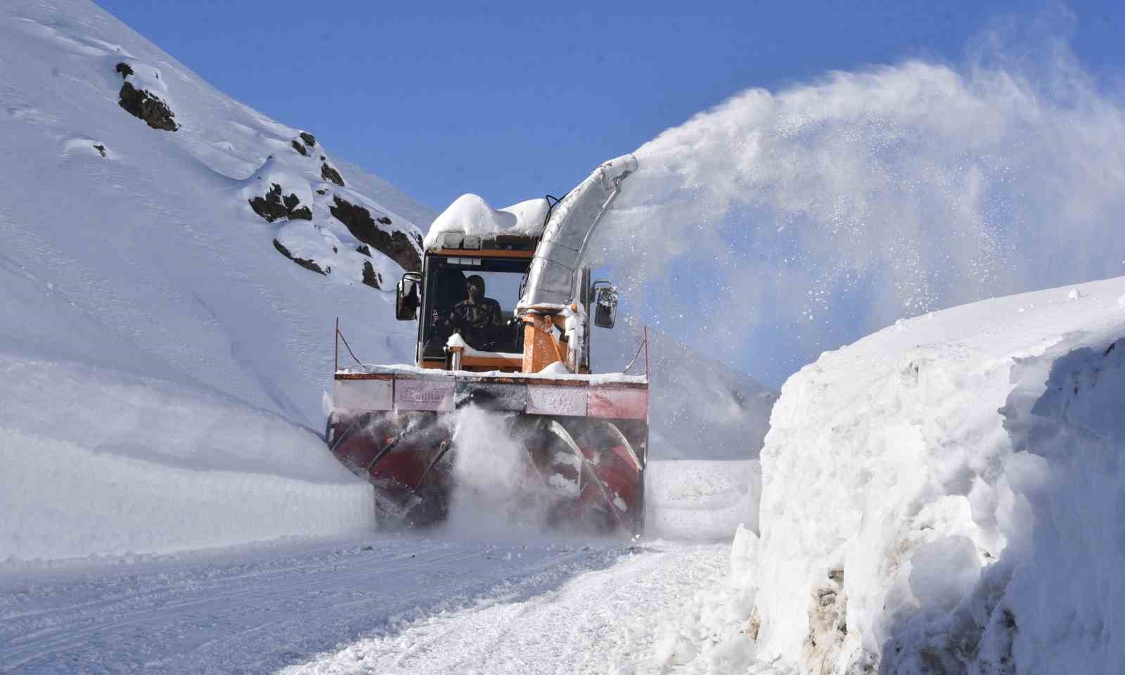 Bitlis’te köy yollarında 3 metreyi bulan karla mücadele
