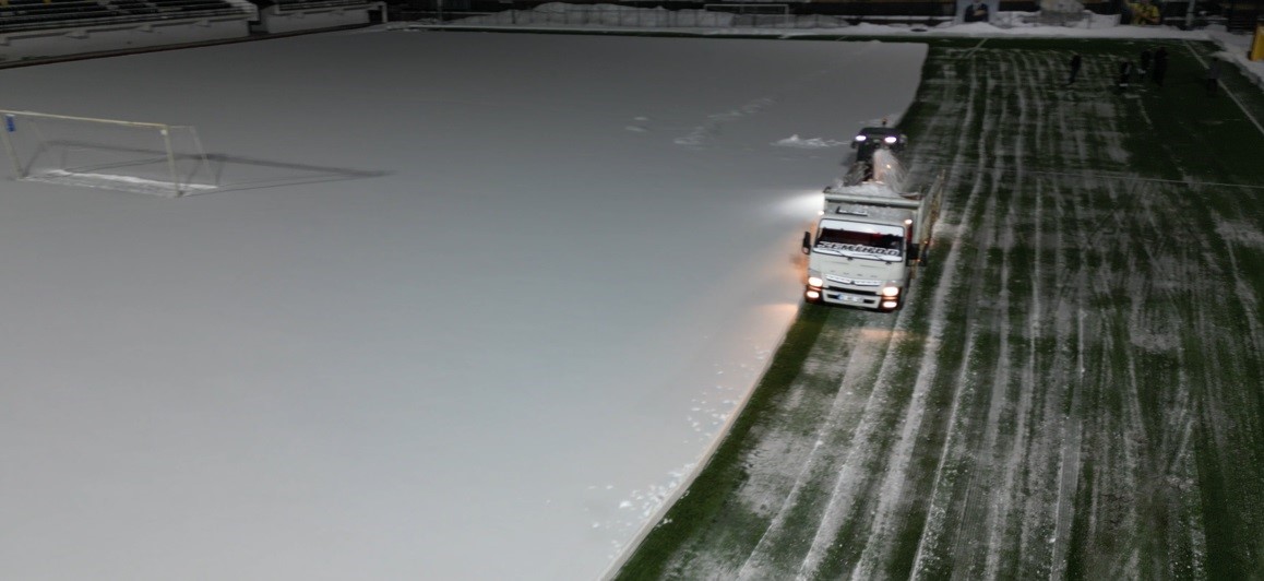 Bitlis’te maç öncesi sahada karla mücadele çalışması

