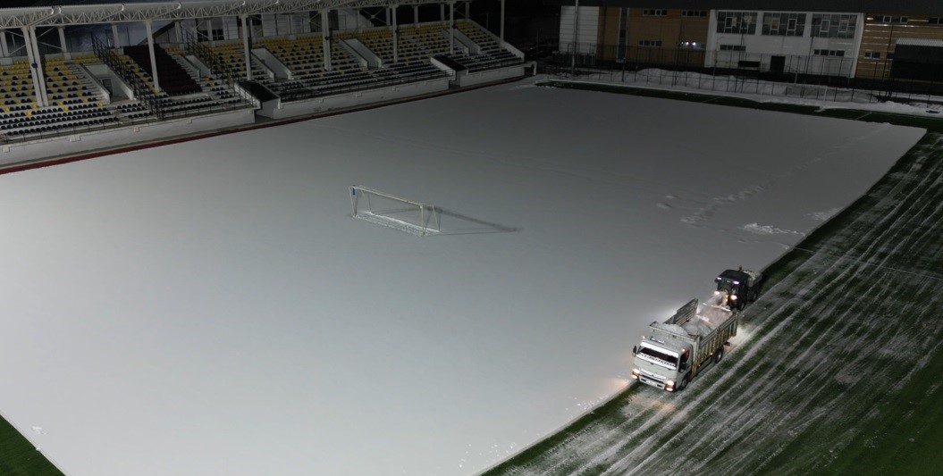 Bitlis’te maç öncesi sahada karla mücadele çalışması
