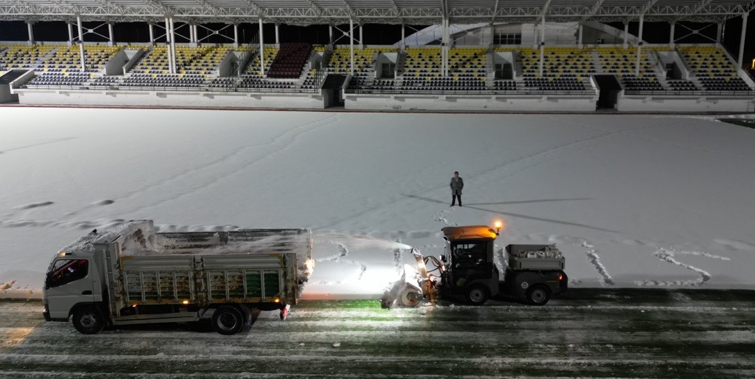 Bitlis’te maç öncesi sahada karla mücadele çalışması
