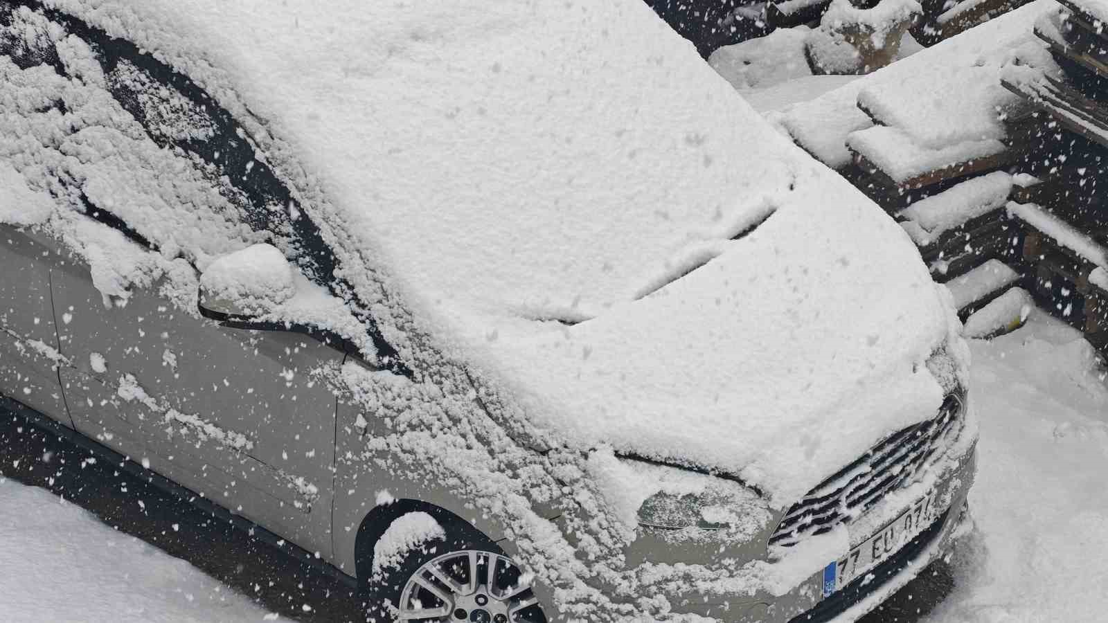 Bitlis’te nisanda kara kış: 84 köy yolu ulaşıma kapandı
