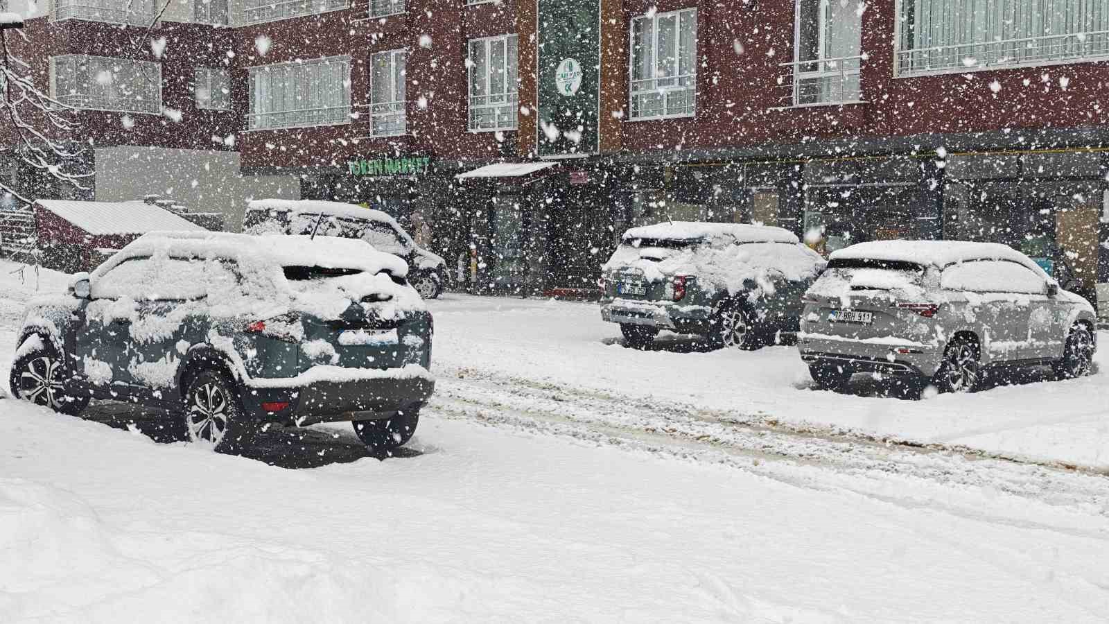 Bitlis’te nisanda kara kış: 84 köy yolu ulaşıma kapandı
