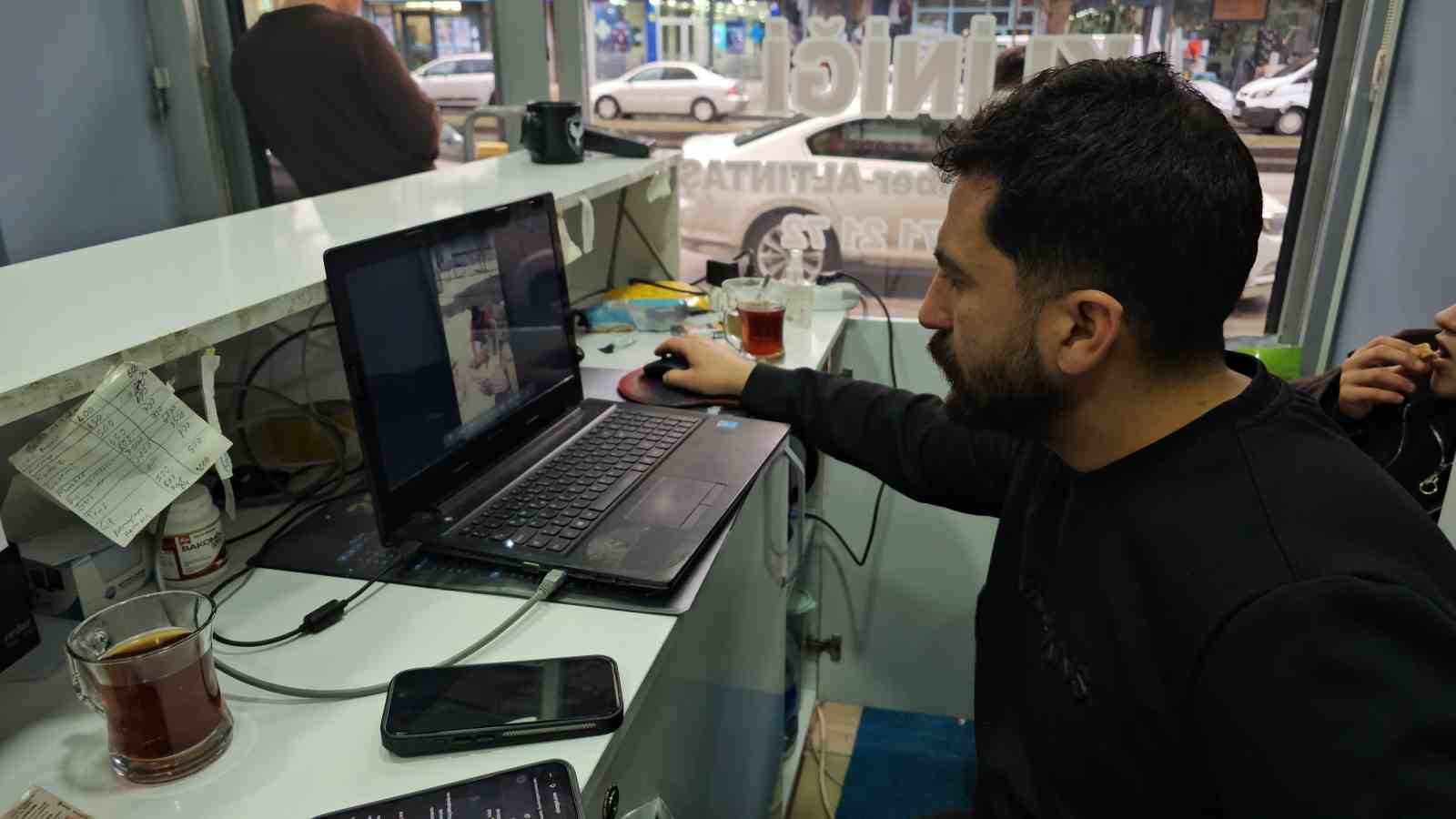 Bitlis’te ölü doğan kuzu, panda yavrusuna benzerliğiyle şaşırttı
