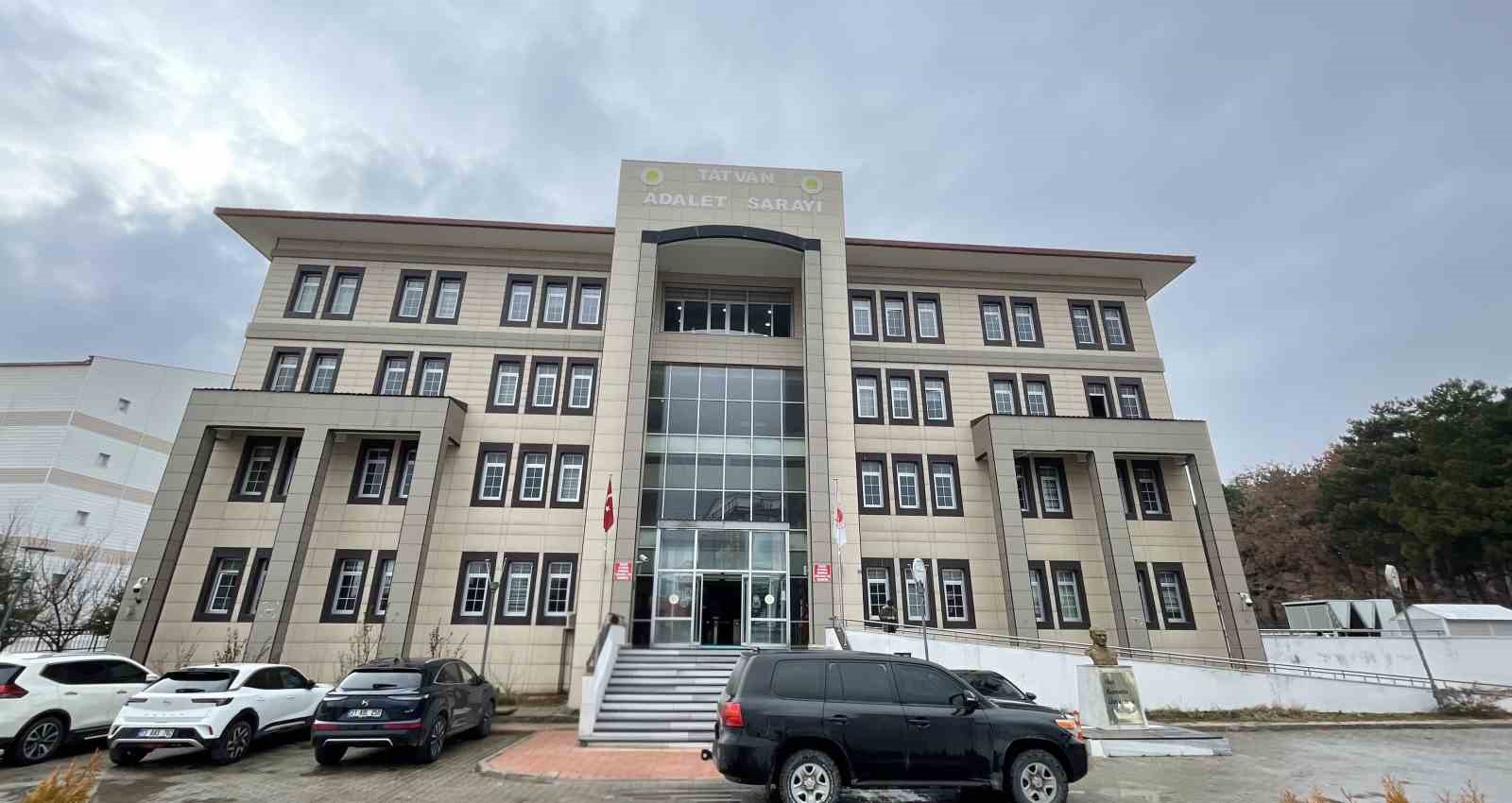 Bitlis’te sahte altın operasyonunda 2 tutuklama
Bitlis’te sahte altın operasyonunda 2 tutuklama