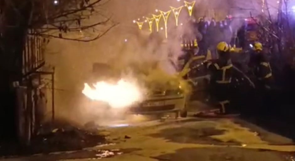 Bitlis’te seyir halindeki araç alev aldı
