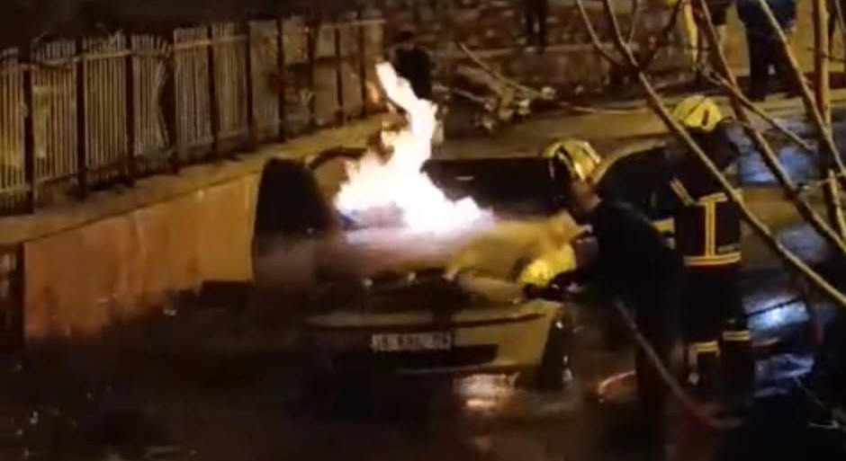 Bitlis’te seyir halindeki araç alev aldı
