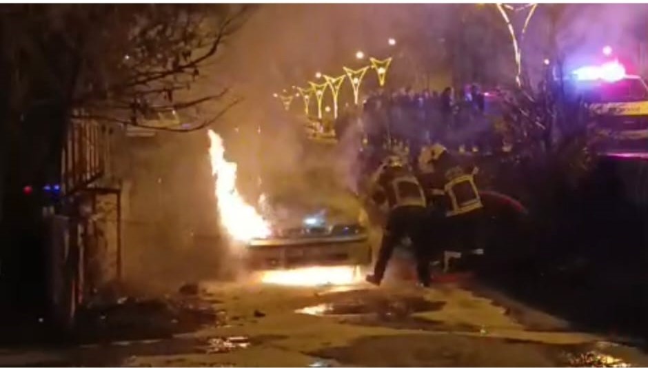 Bitlis’te seyir halindeki araç alev aldı
