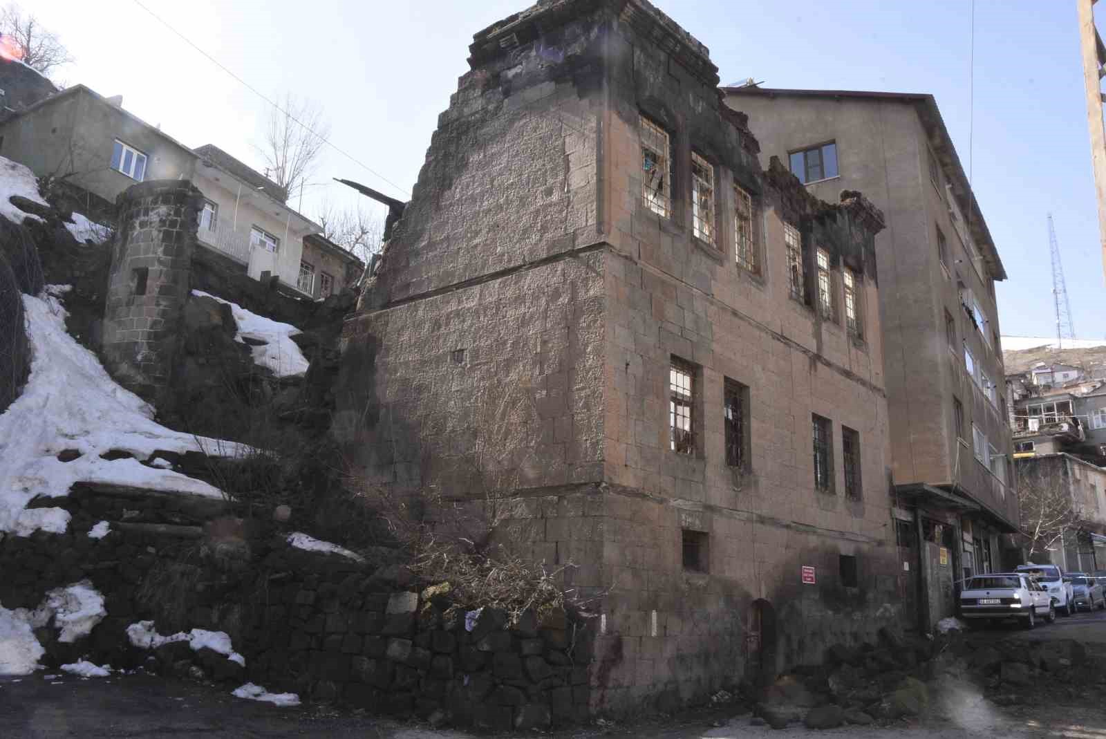 Bitlis’te tarihi evler kışın ardından alarm veriyor
