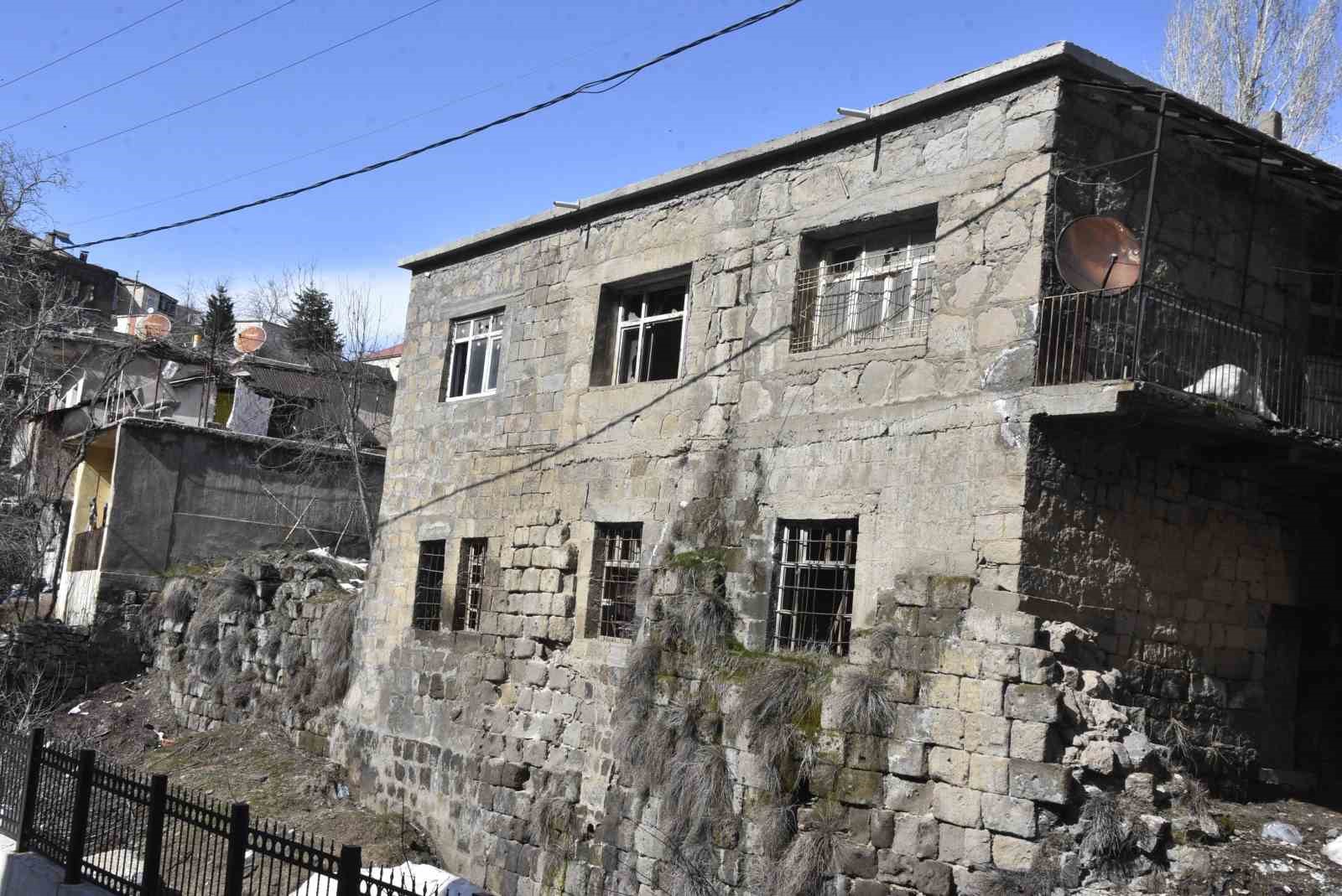 Bitlis’te tarihi evler kışın ardından alarm veriyor
