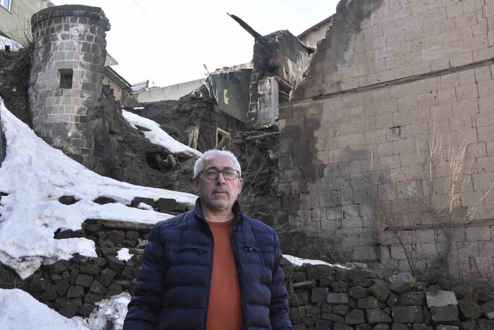 Bitlis’te tarihi evler kışın ardından alarm veriyor
