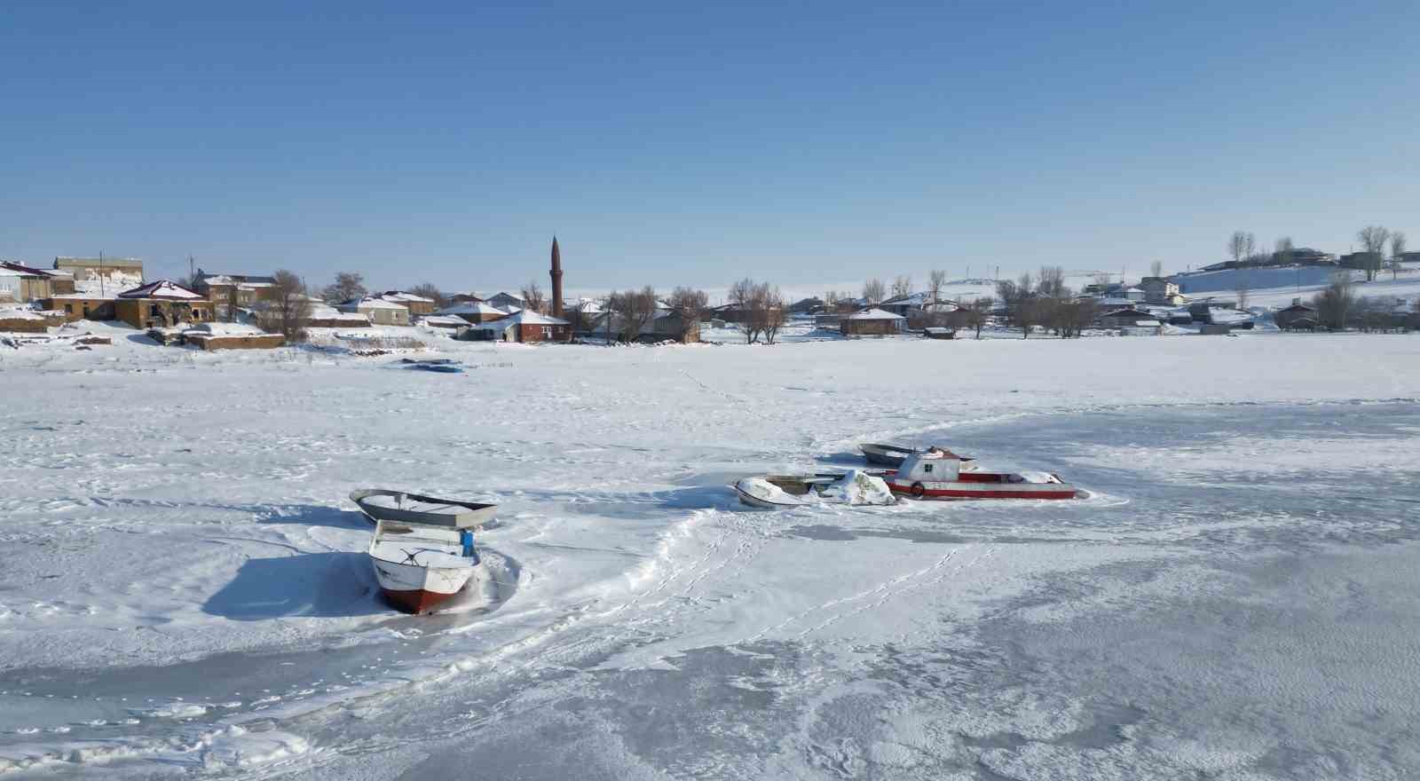 Bitlis’te tüm göller buz tuttu
Bitlis’te tüm göller buz tuttu