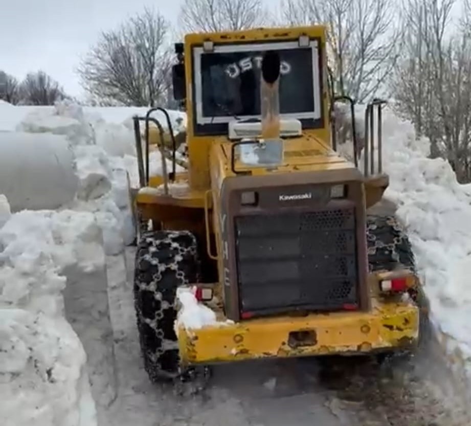 Bitlis’te ulaşım için 5 metrelik kar engelini aştılar
