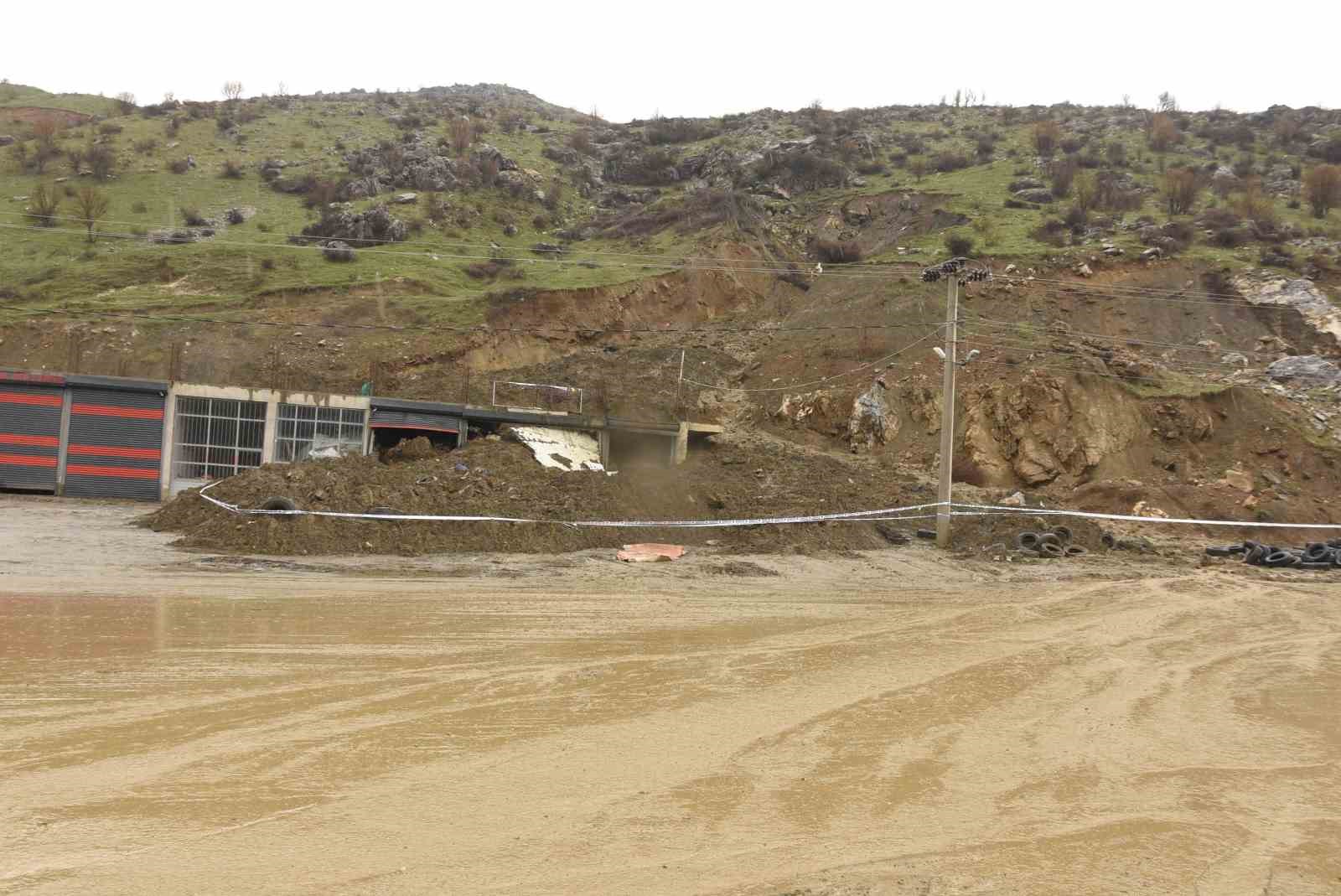 Bitlis’te yağışlardan dolayı toprak kayması meydana geldi
