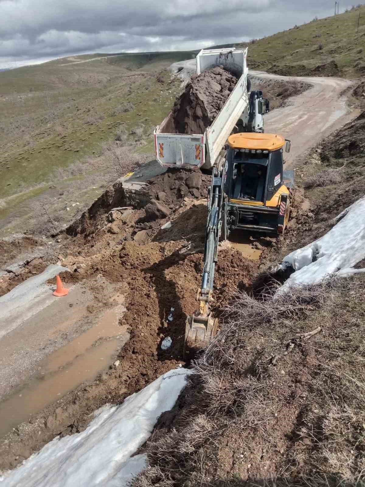 Bitlis’te yağmur sonrası köy yolunda çökme meydana geldi
