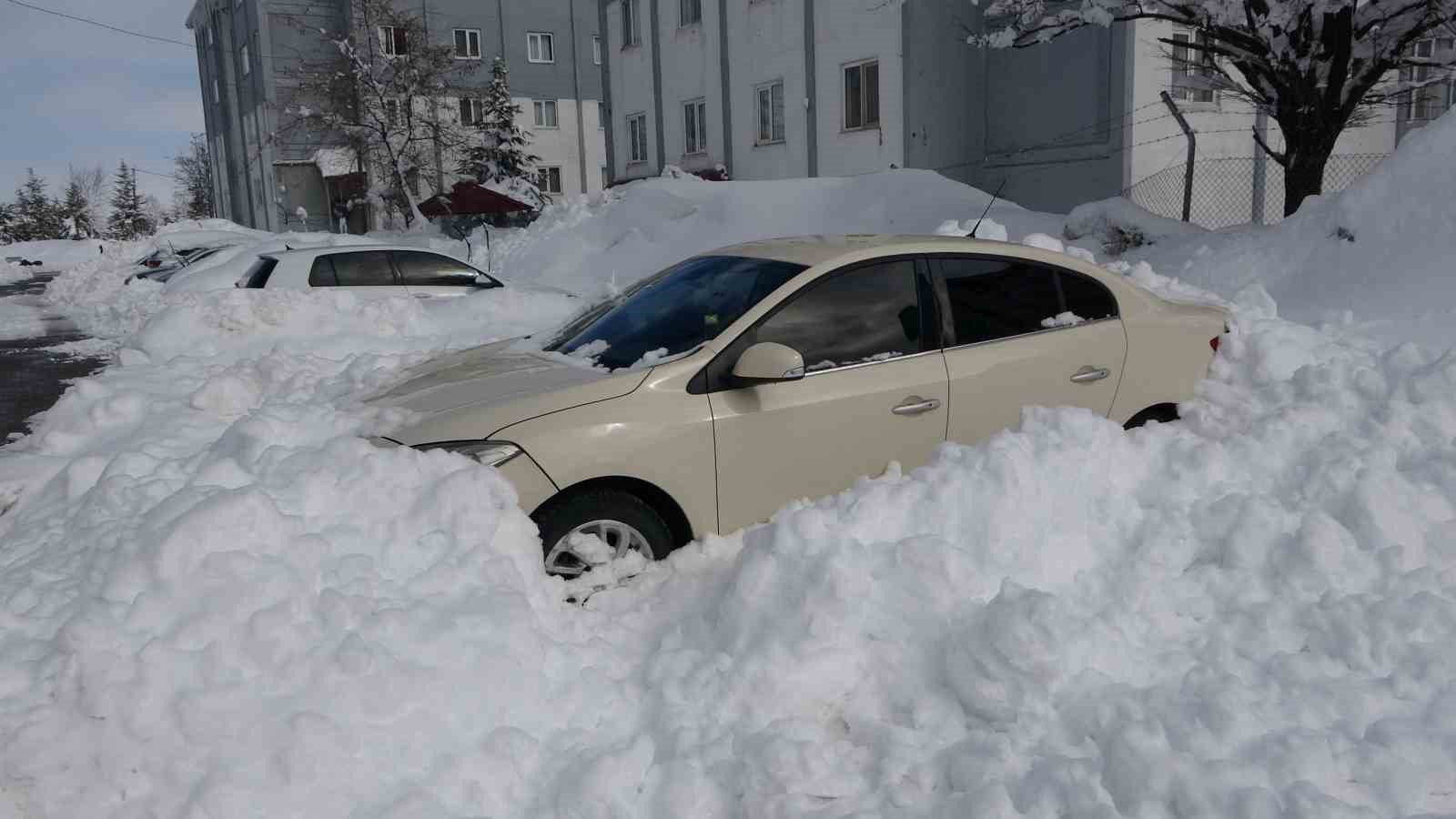 Bitlis’te yoğun karla mücadele çalışması
Bitlis’te yoğun karla mücadele çalışması