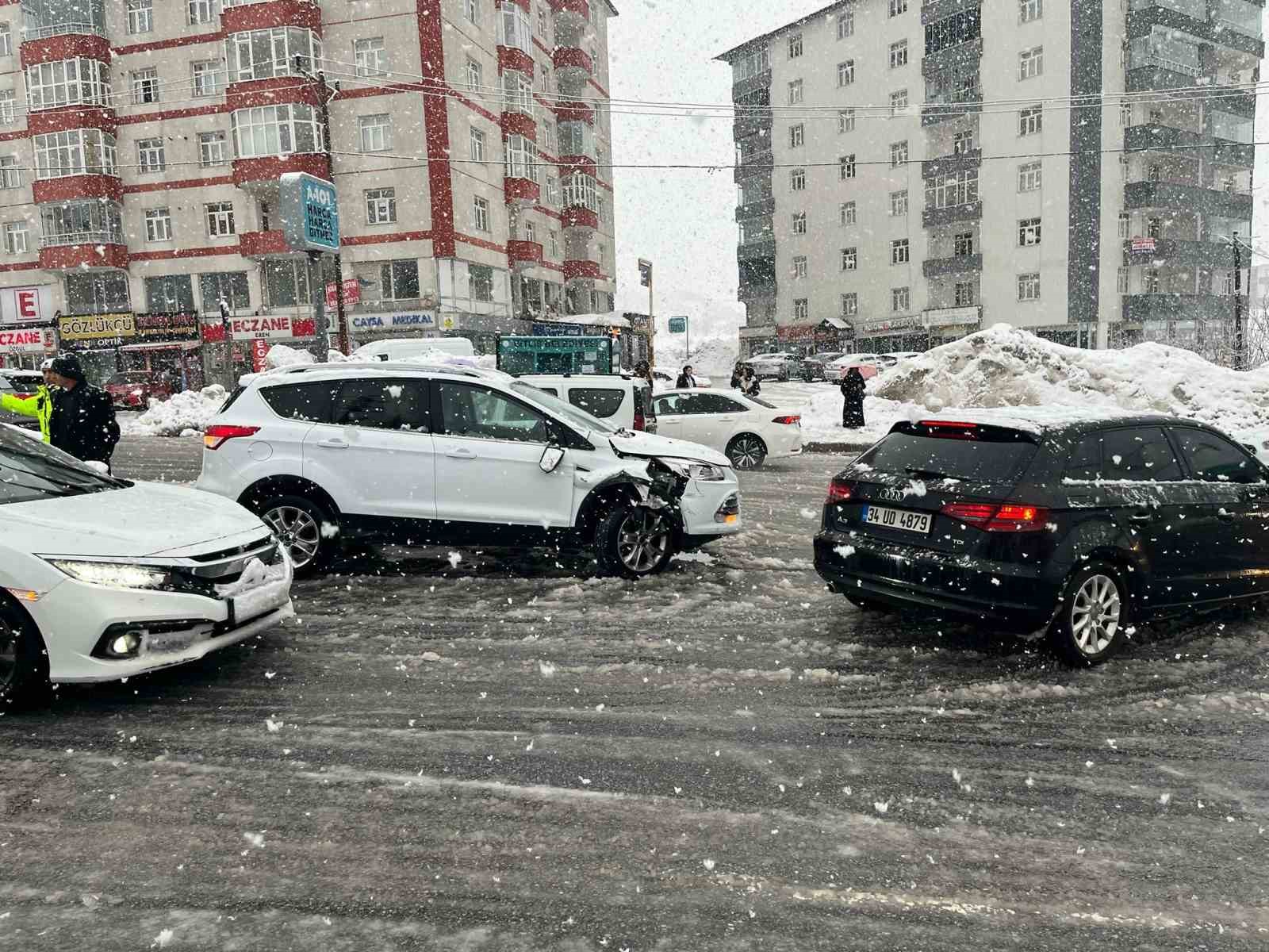 Bitlis’te zincirleme trafik kazası
